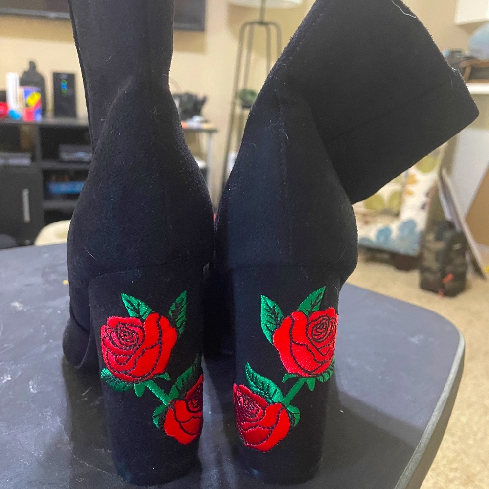 Black open toe booties with embroidered rose details size 6/7